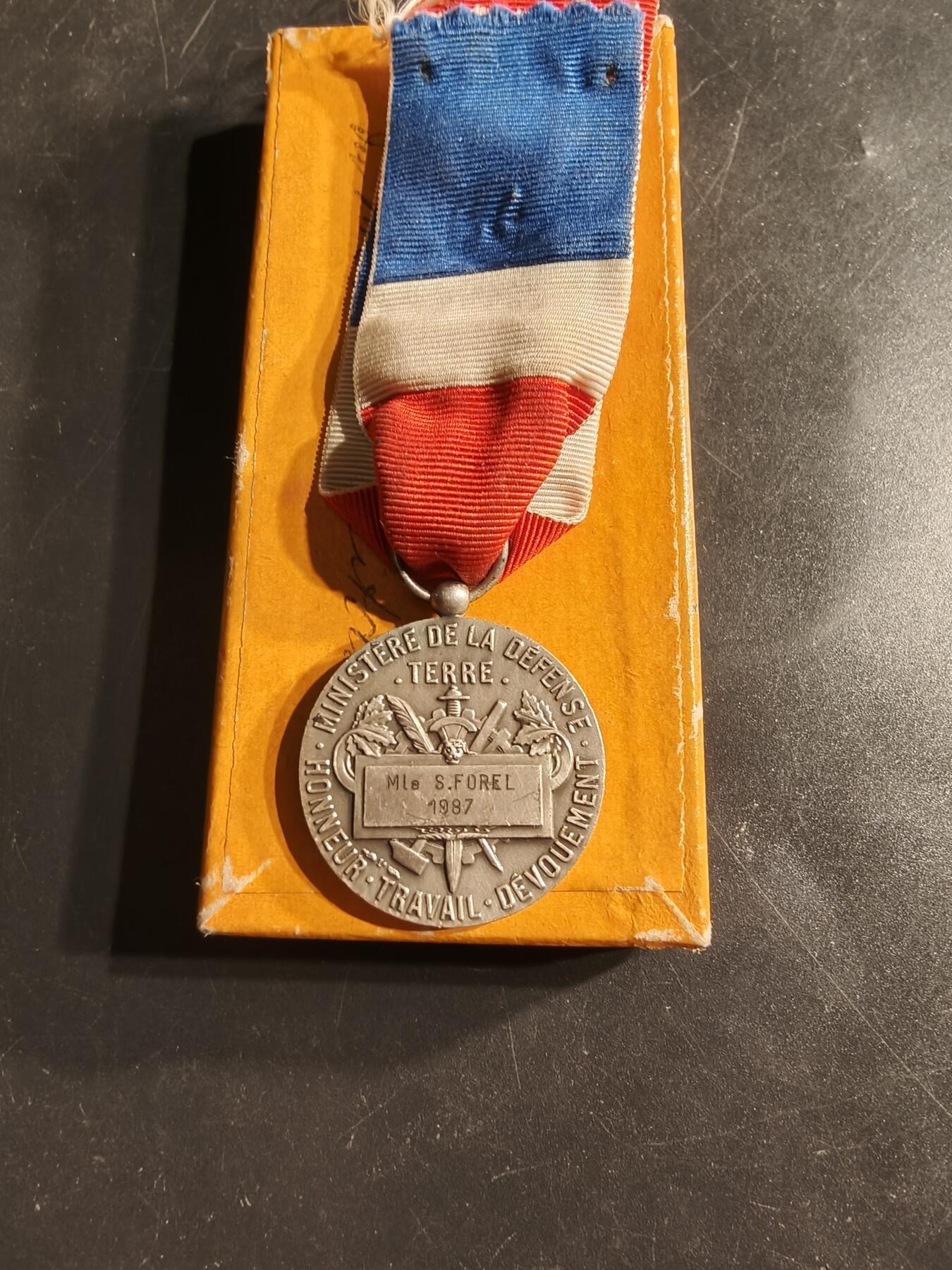 老王徽章第160期  法国国防部银级劳工奖章    带纸盒     1987年实发    925银   14.9g
