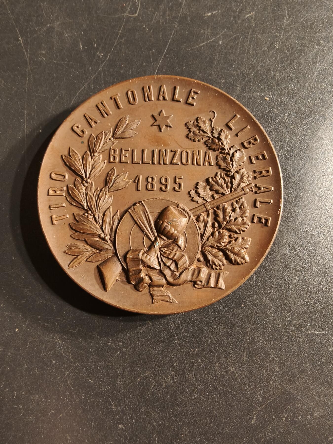 老王徽章第160期  瑞士1895年贝林佐纳州自由射击赛大铜章     直径44mm.    重量47.4g