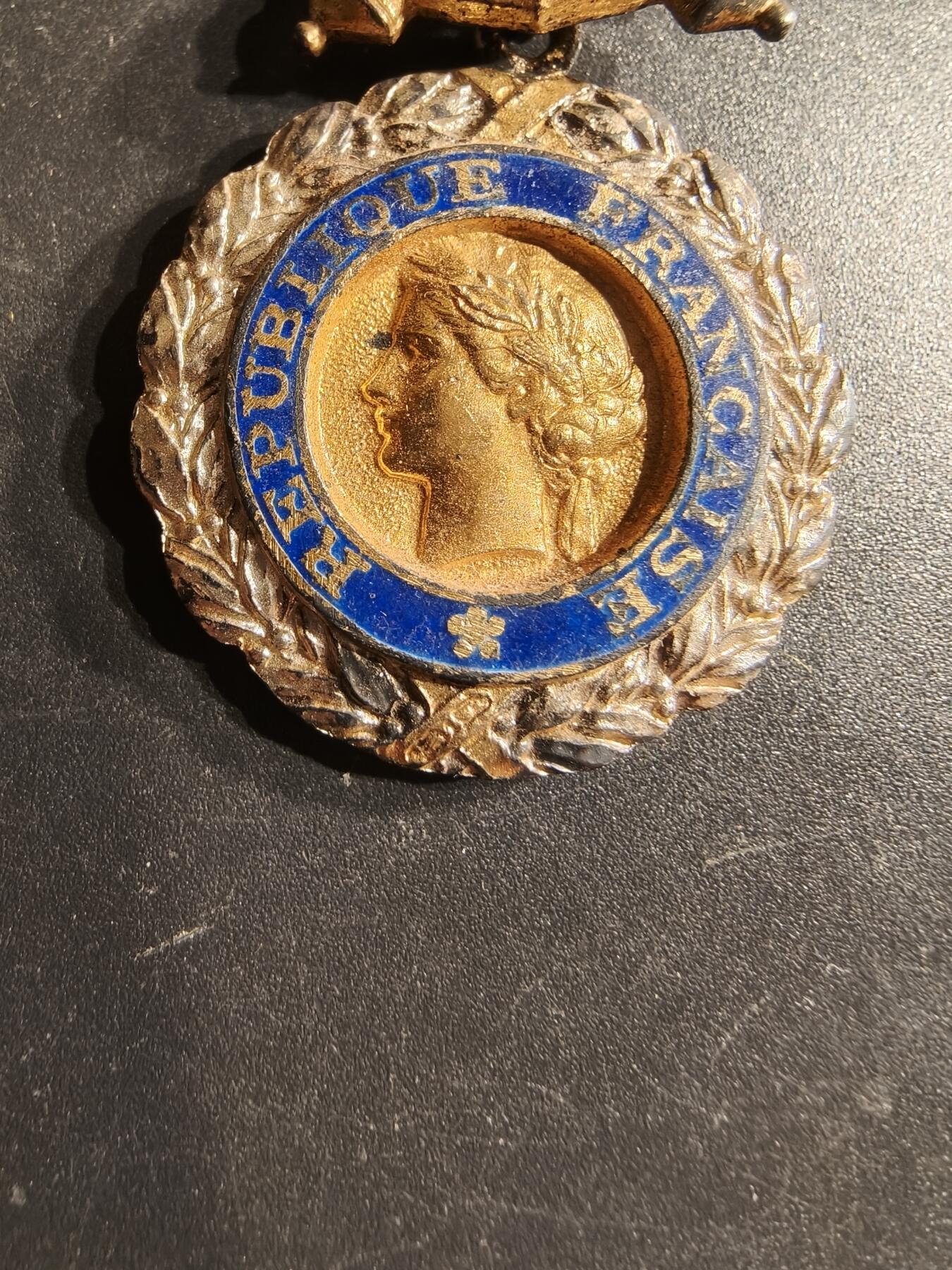 老王徽章第160期 法国军事奖章    五共早期950银镀金珐琅      18.5g