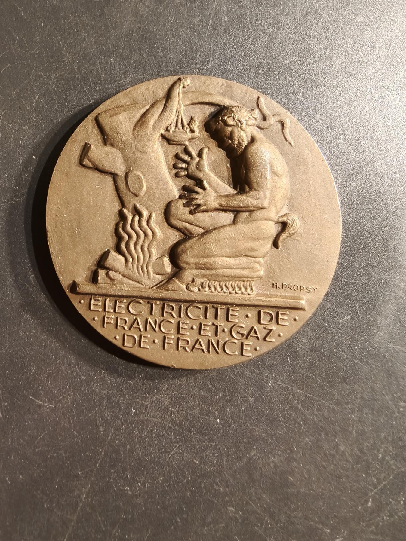 老王徽章第160期 法国电气公司大铜章     大师Dropsy作品    直径54mm.   重量72.1g