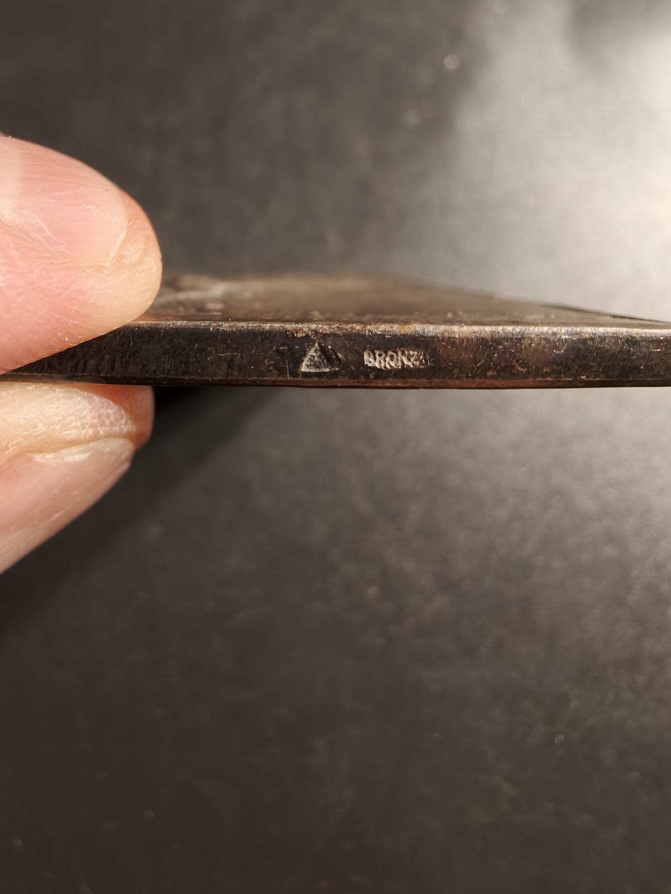 老王徽章第160期 法国射击联盟方形镀银大铜章     尺寸51×36mm.   重量54.6g.    大师杜普伊作品