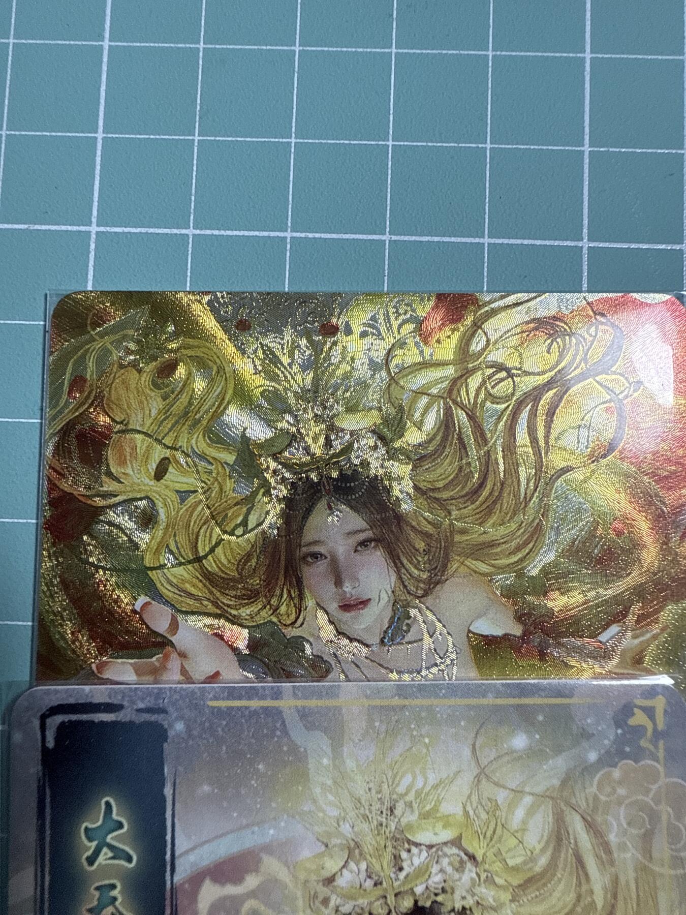 卡牌发烧友第21期，随单带裸卡，进群享包邮（持续收拍品，每周六晚23:50截拍，焱卡文化，国潮卡牌专场） 【厂瑕卡】焱卡文化 人间传 大乔 幻彩折光 图2标记为烫金 轻微烫歪