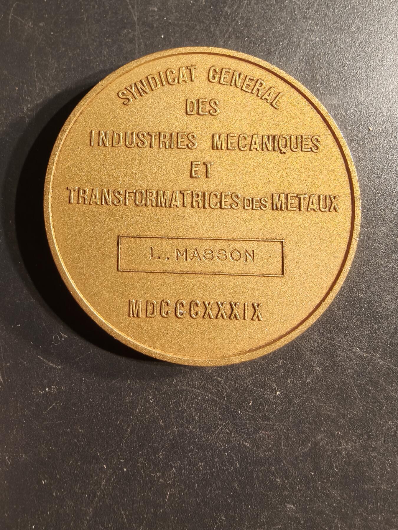 老王徽章第160期 法国机械工业联合会镀金大铜章     直径44mm.   重量41.6g