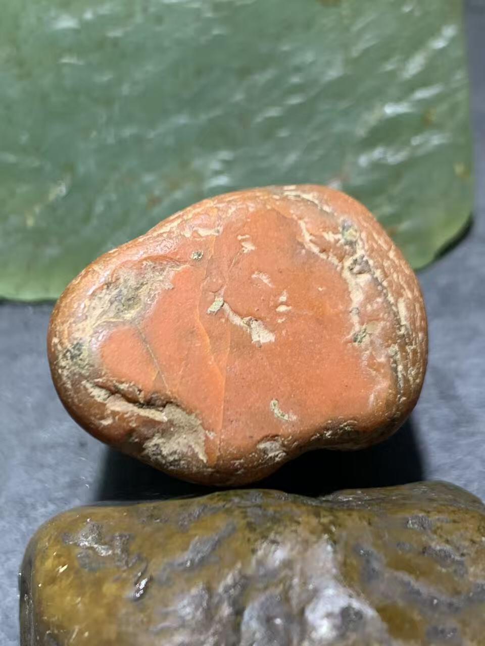 精美红皮南红玛瑙原石一颗，