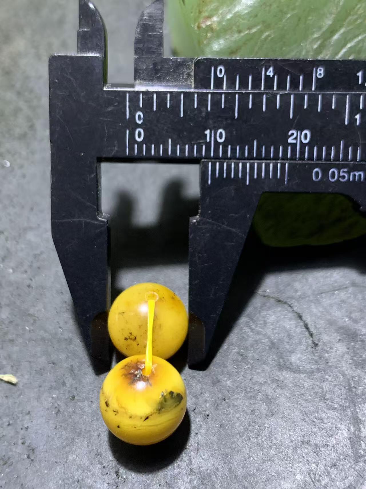 天然俄料蜜蜡通货圆珠一对