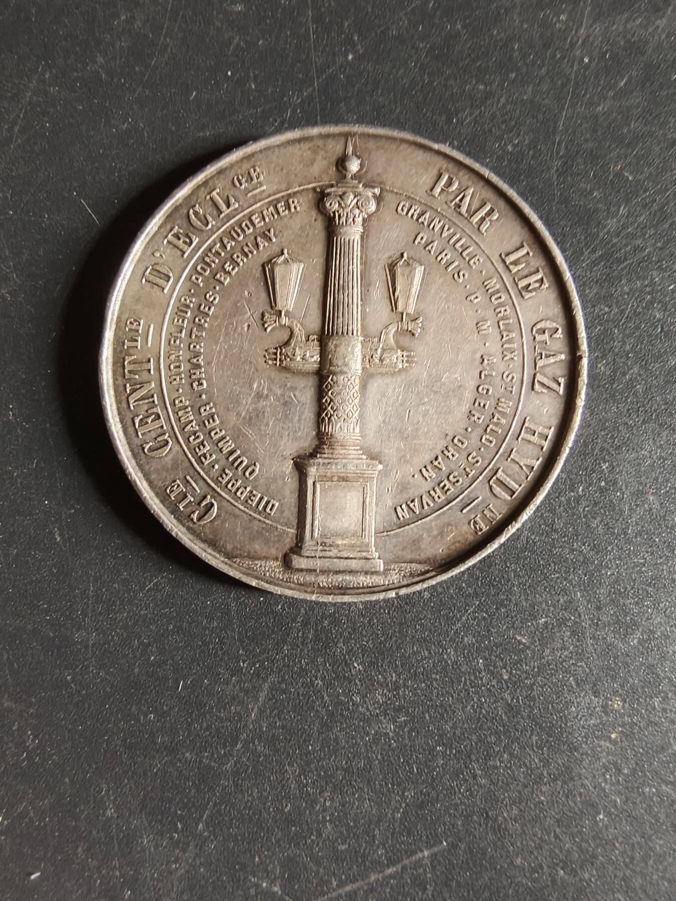 老王徽章第160期  法国中央氢气照明公司银质代章     带盒子    950银     直径37mm.   重量21.6g