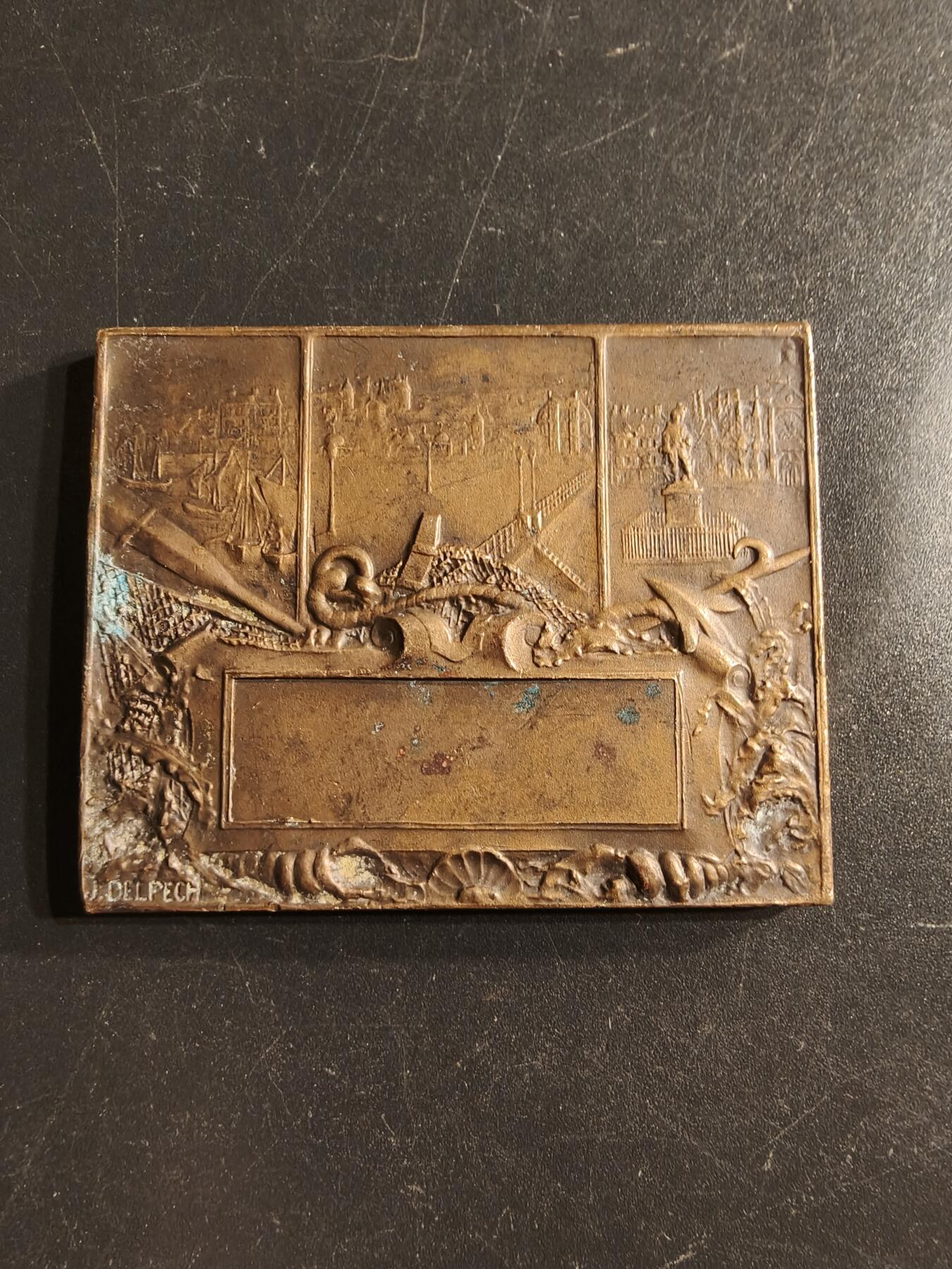 老王徽章第160期  法国德耶普市方形大铜章     尺寸47×39mm.    重量60g