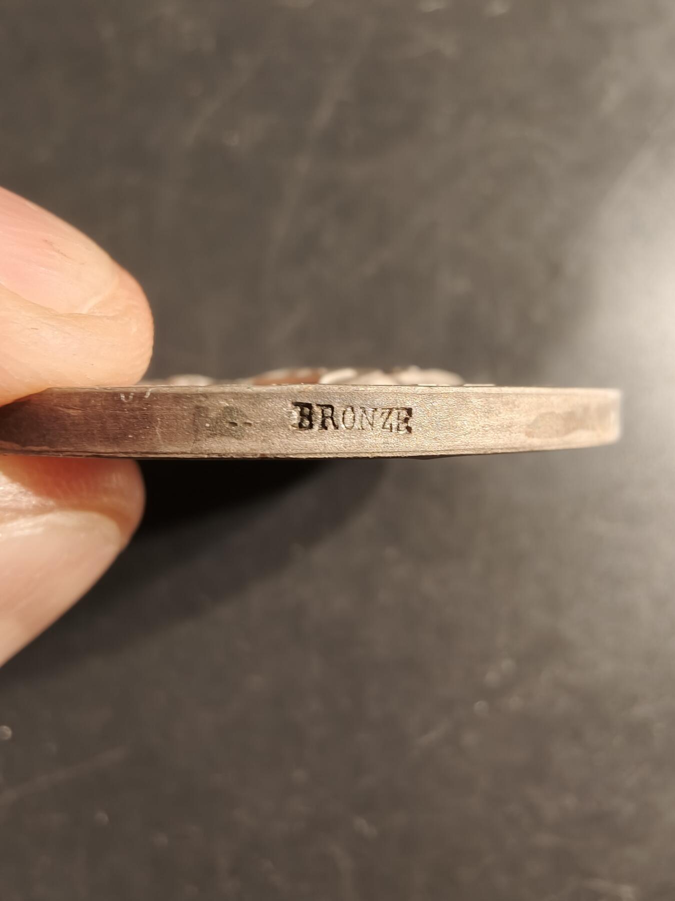 老王徽章第160期  法国东方射击协会镀银大铜章     直径46mm.    重量46.4g