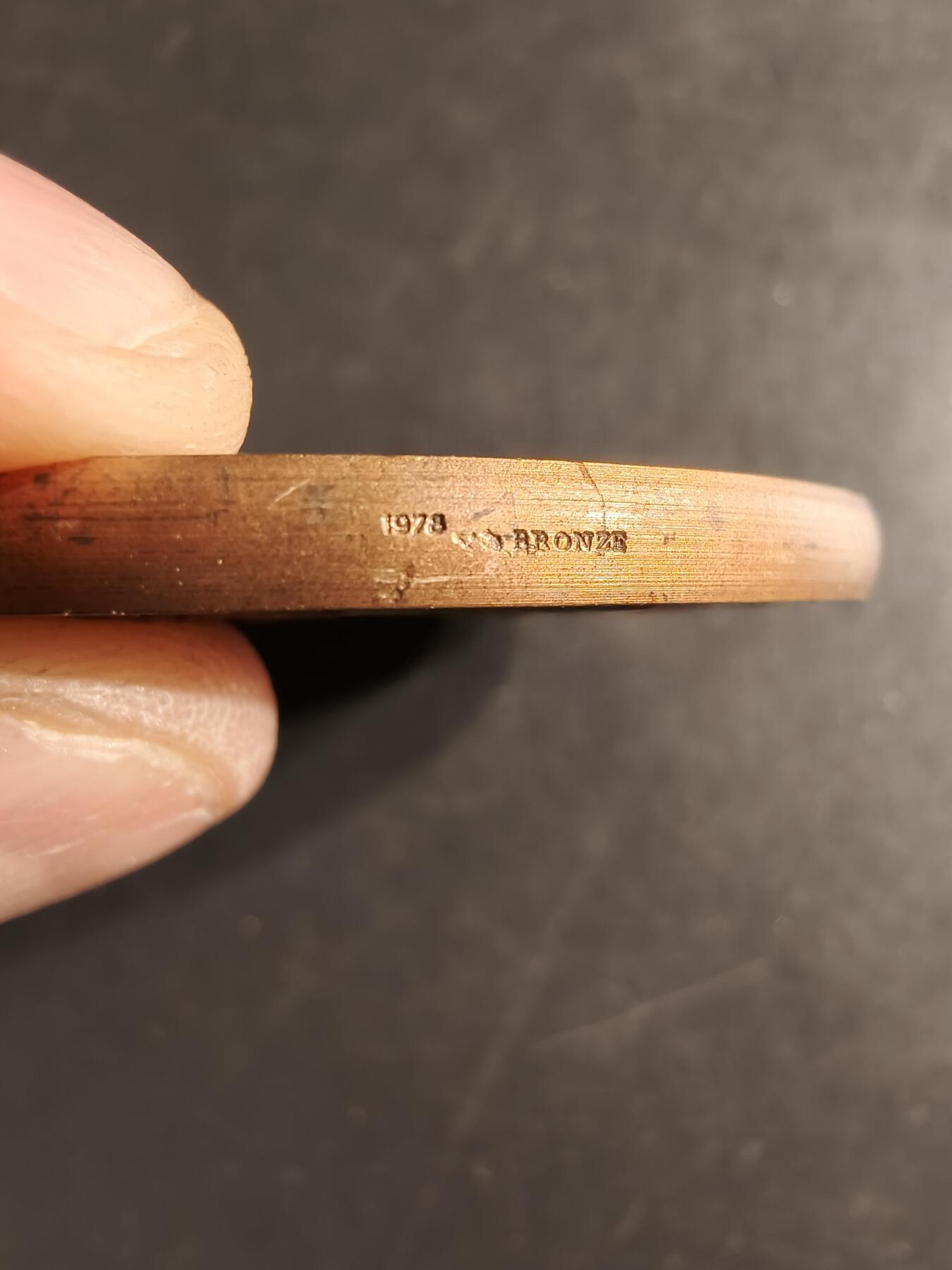 老王徽章第160期 法国存托银行大铜章     直径60mm.   重量117.3g.    正面人物为让-艾蒂安-马里·波塔利斯，他是法国著名法学家、政治家，也是拿破仑法典的主要起草人之一