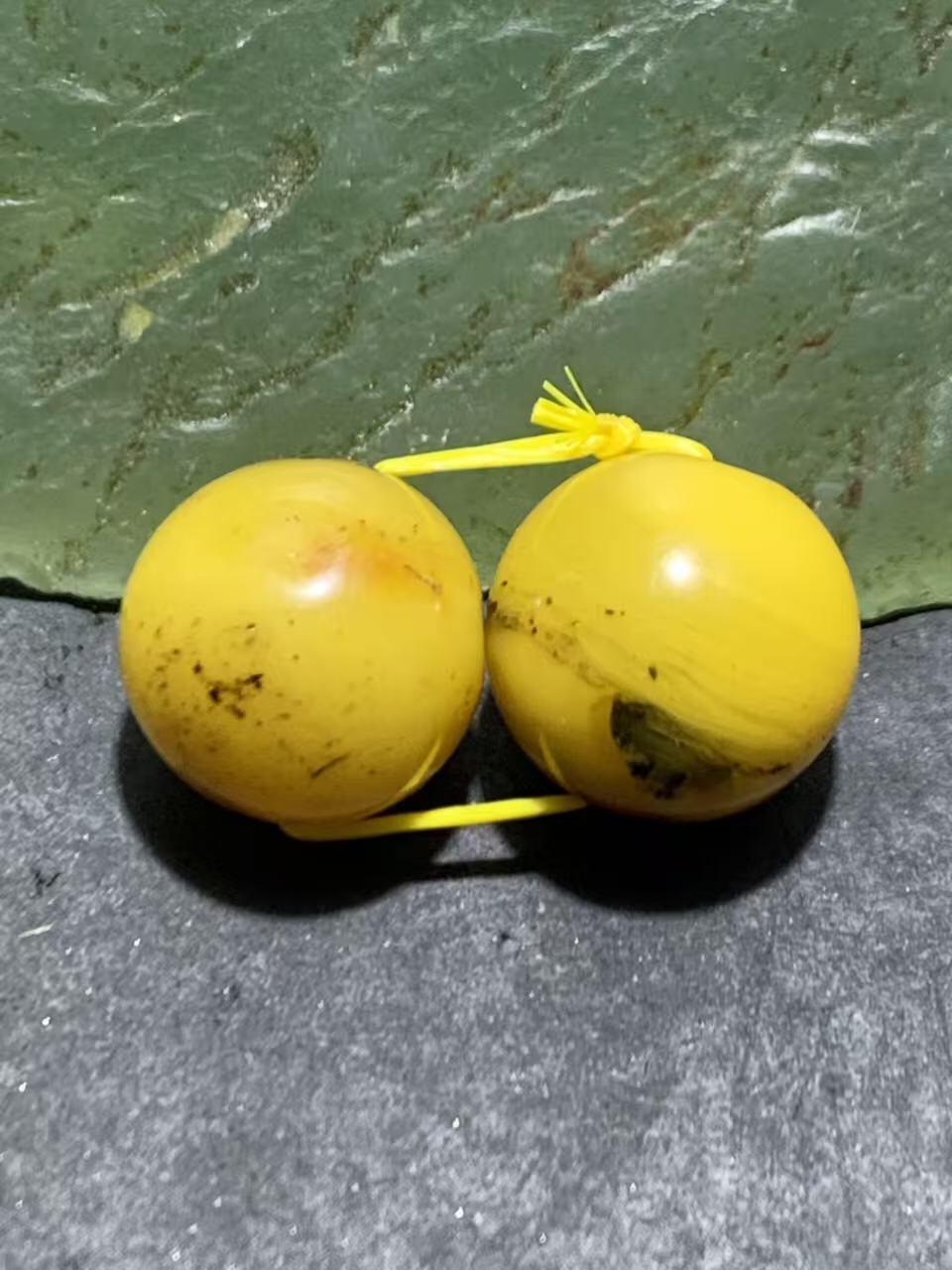 天然俄料蜜蜡通货圆珠一对