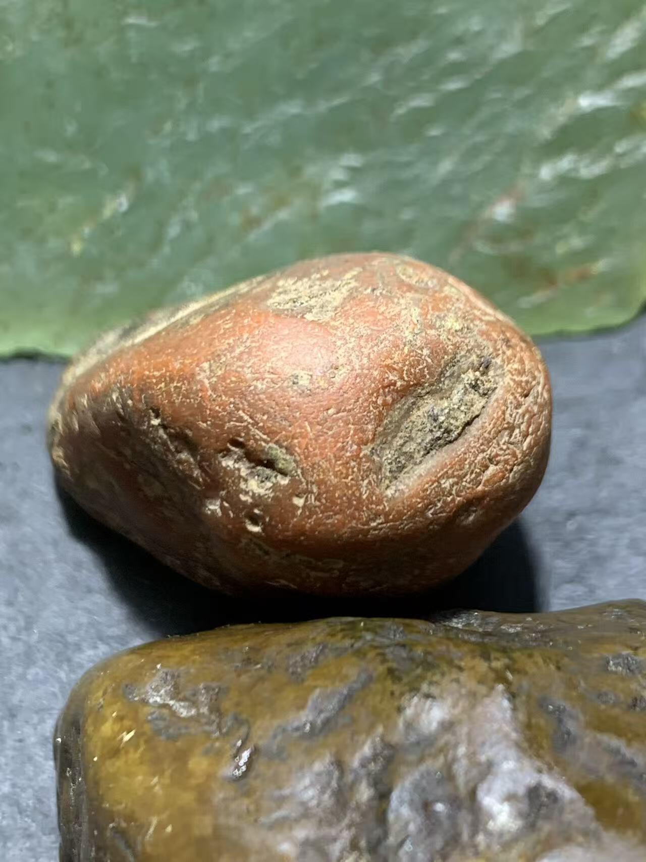 精美红皮南红玛瑙原石一颗，