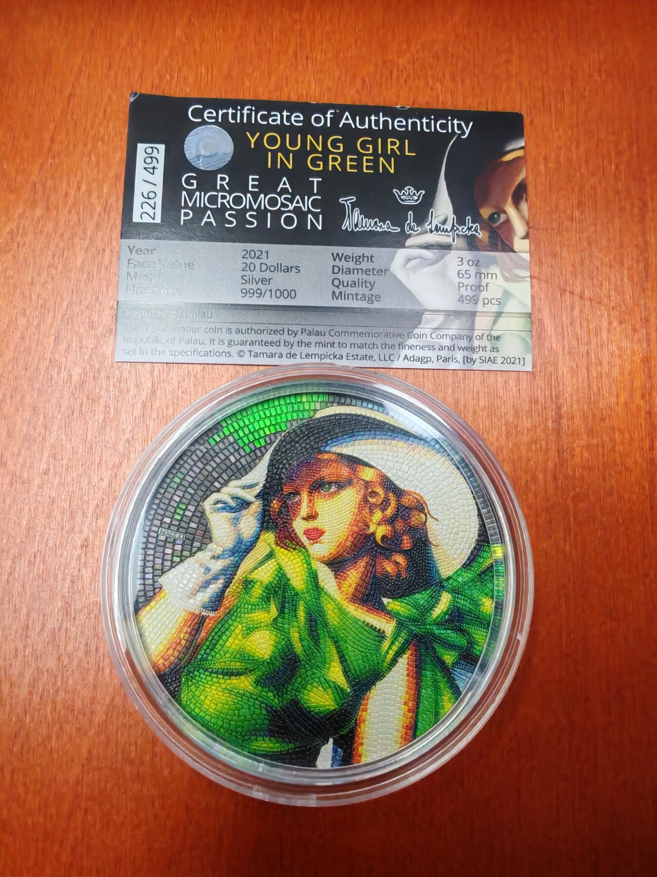 长老汇蛇年精选第六十九场拍卖  2021帕劳马赛克经典之穿绿衣的女孩20元3盎司彩色精制银币，盒证全，499枚，木盒钢琴烤漆，由8000片马赛克构图，售价在4000元左右