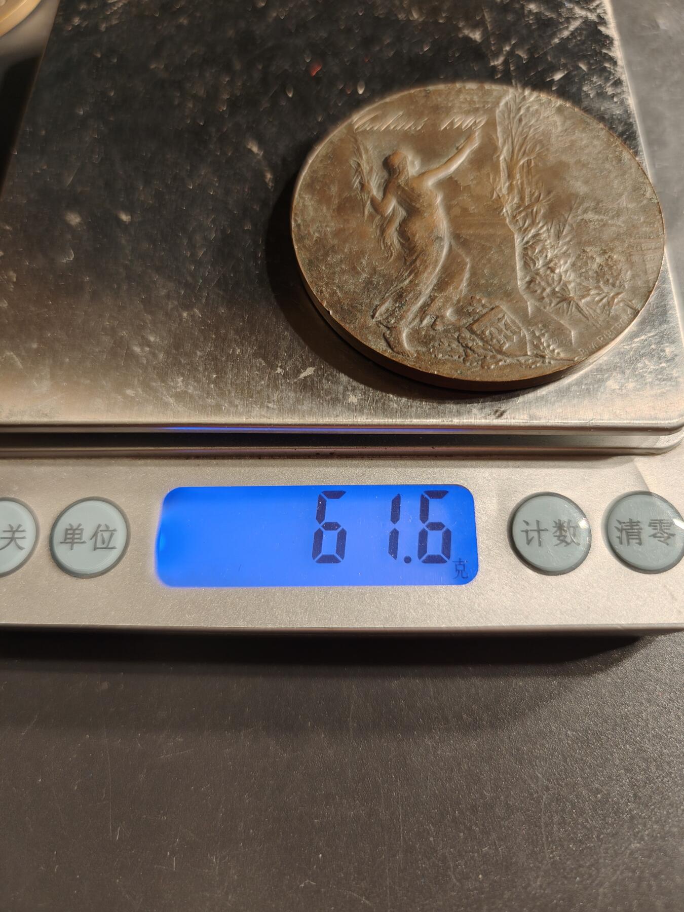 老王徽章第160期  法国晨报报社大铜章      直径50mm.   重量61.6g