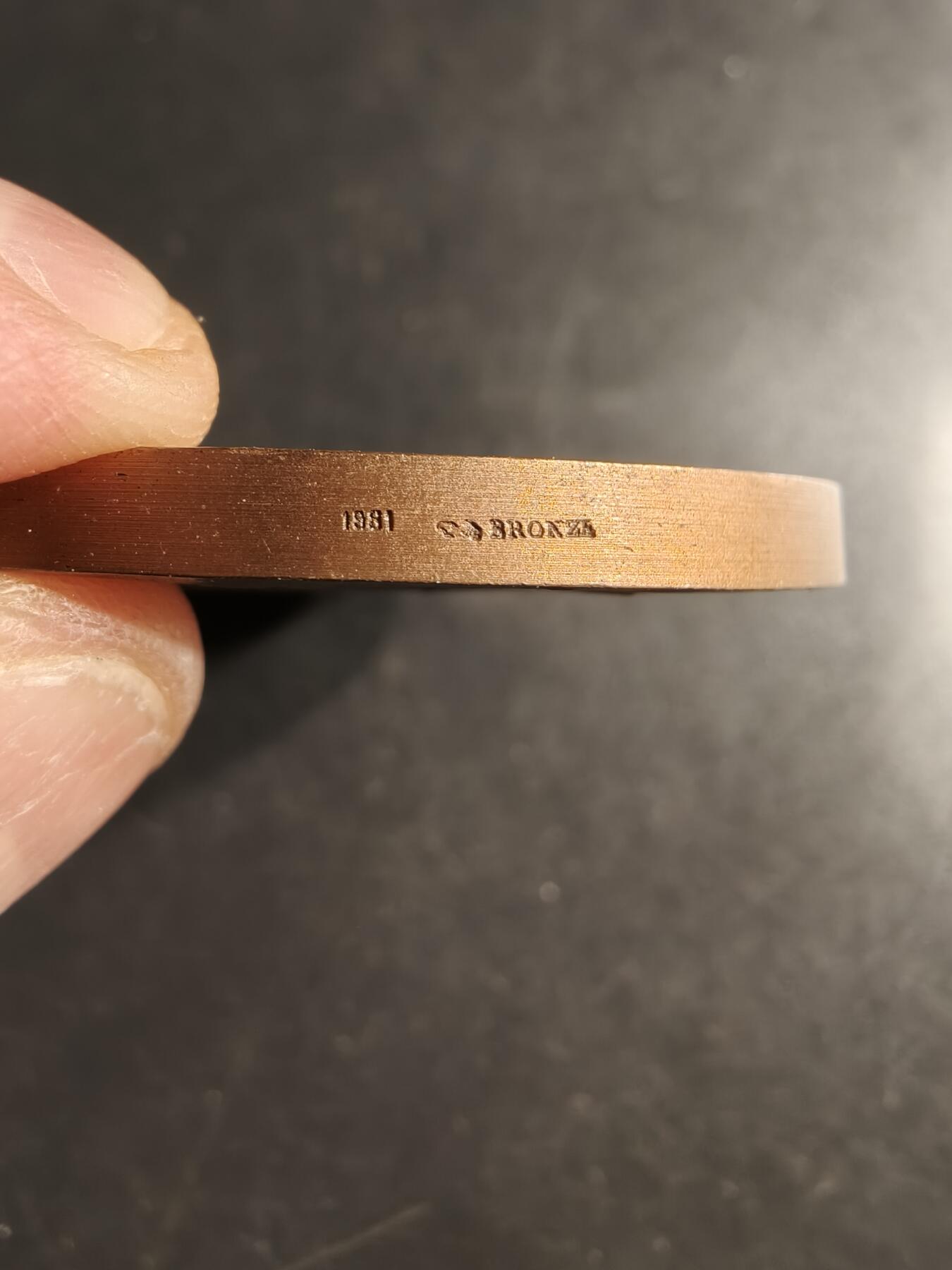 老王徽章第160期 法国朗格多克市大铜章     直径57mm.    重量121.11g