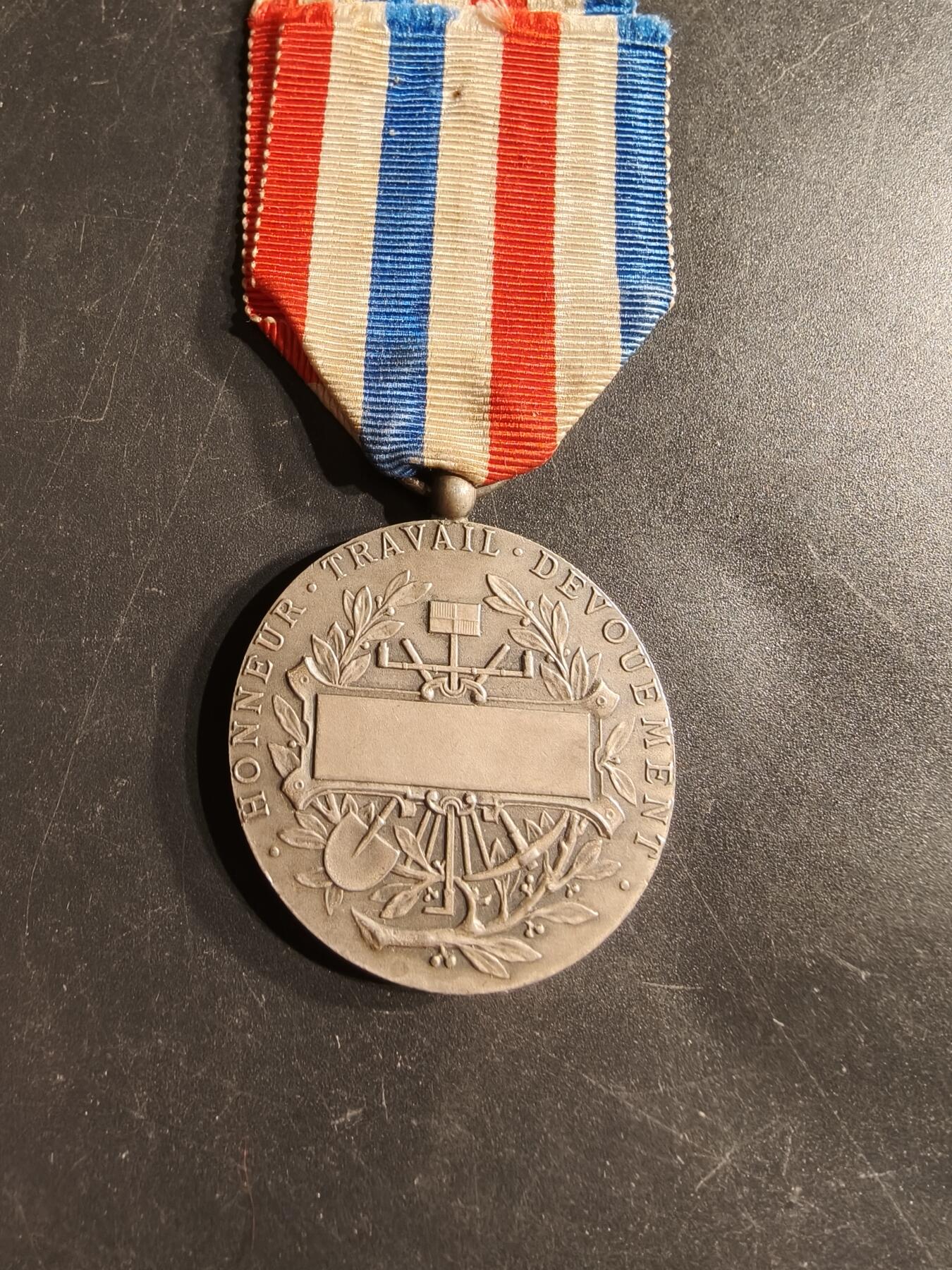 老王徽章第160期 法国银级劳动荣誉发展奖章     银质    20.5g