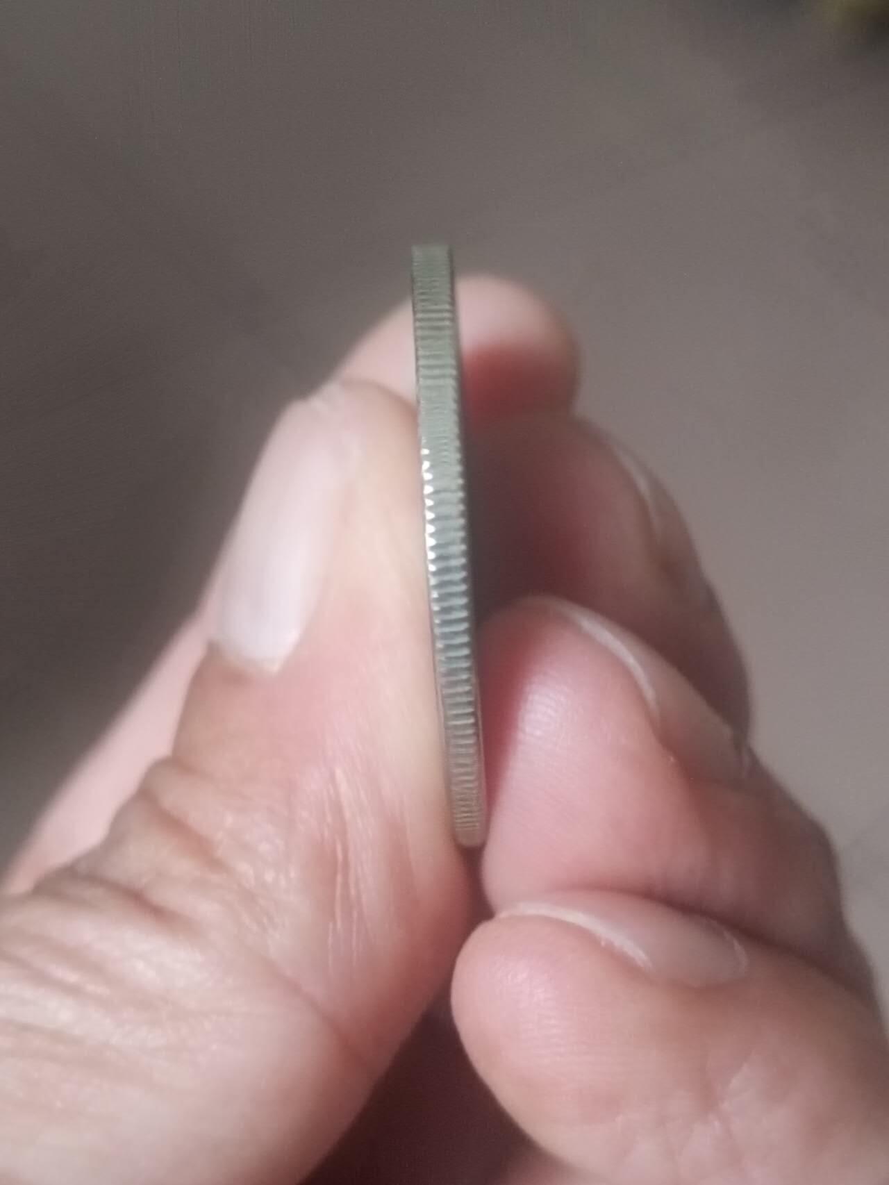 1981年 长城币壹圆。卷拆五彩。