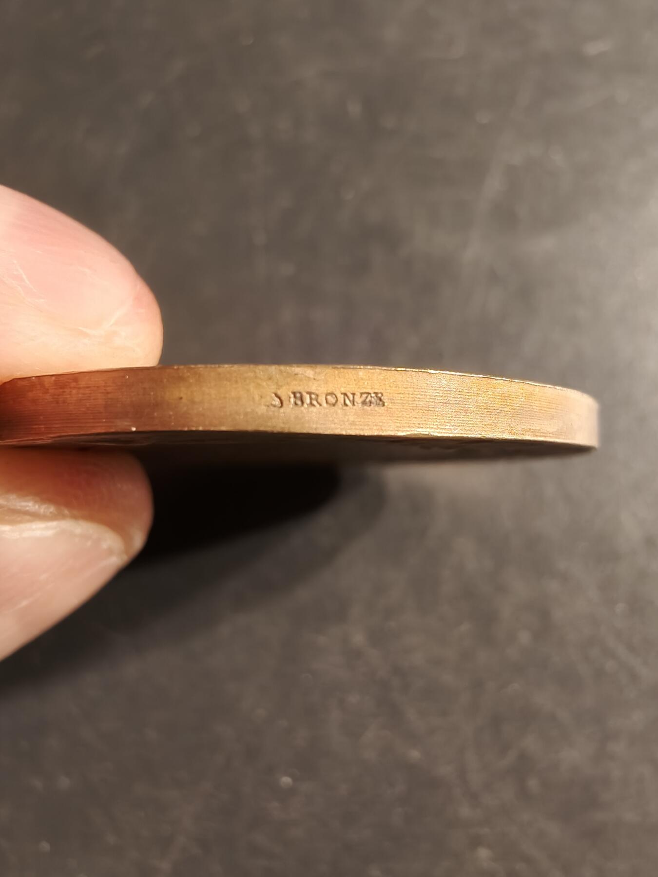 老王徽章第160期 法国锁匠工会大铜章      直径41mm.    重量34.4g