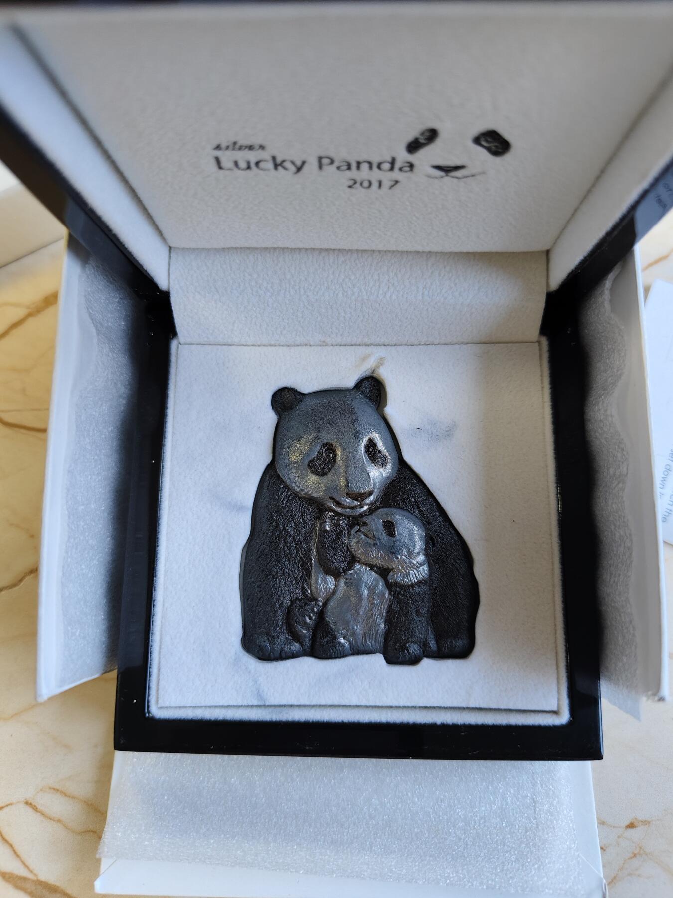 第180期拍卖【长期征集拍品】【北京币展专场】 库克2017年幸运母子大熊猫仿古异形纪念银币，999银，88克，发行888枚