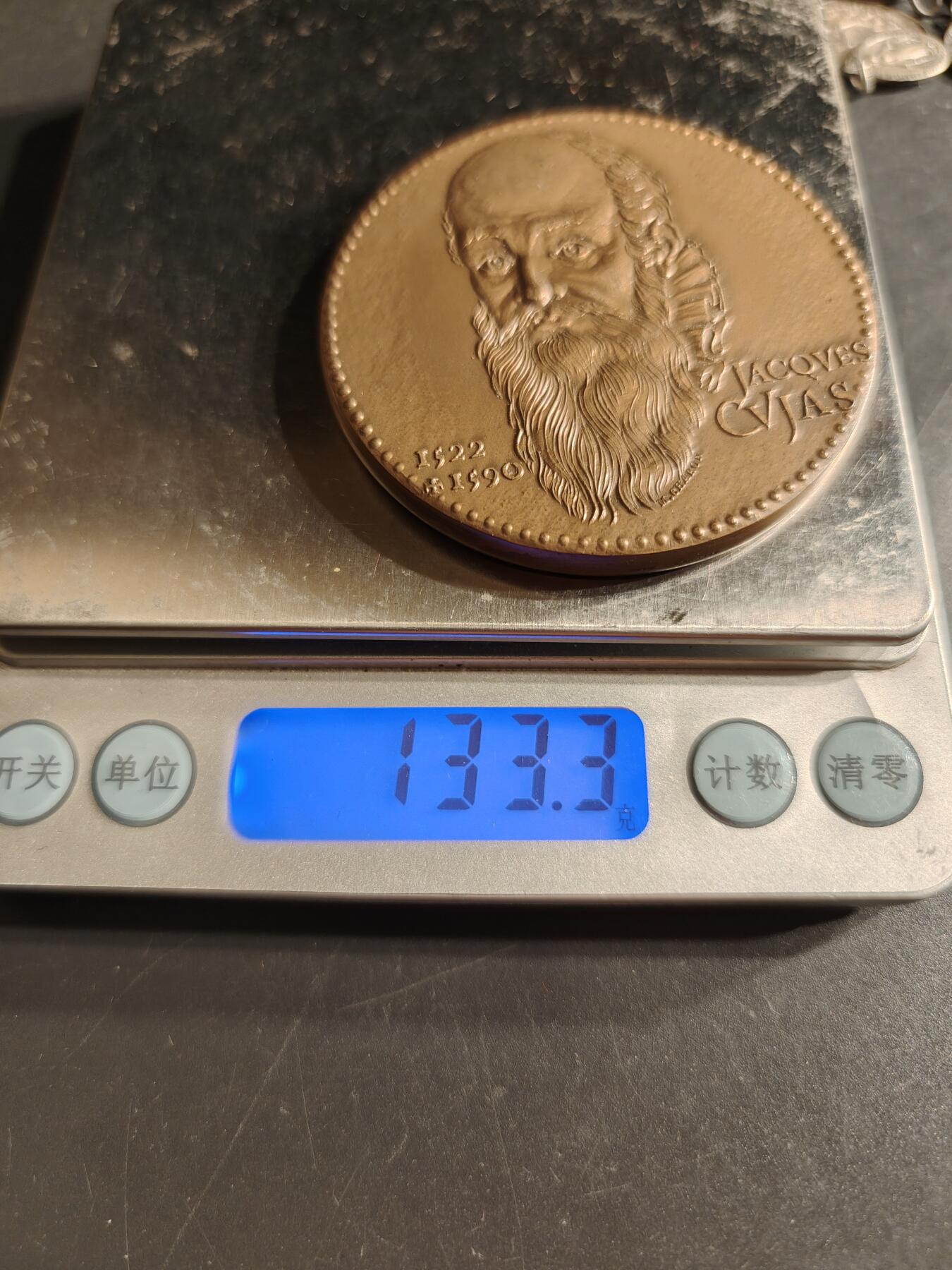 老王徽章第160期 法国存托银行大铜章     正面为达芬奇     直径56mm.    重量133.3g