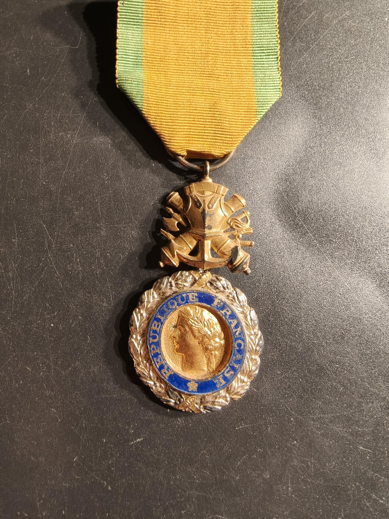 老王徽章第160期 法国军事奖章    五共早期950银镀金珐琅      18.5g