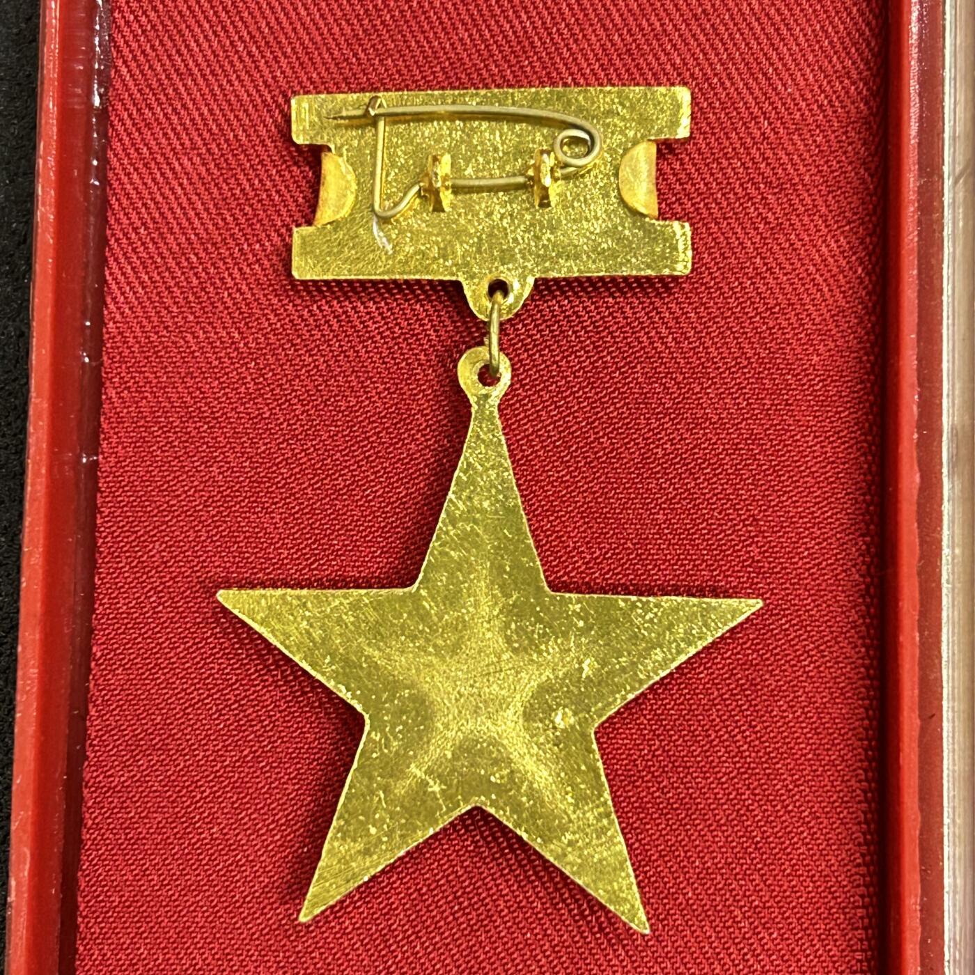 西秦中古拍卖第六十三期 越南母亲金星勋章 第一版越南英雄母亲 带原盒 必须付出非常惨烈的牺牲才可以获得，具体获得条例见图4