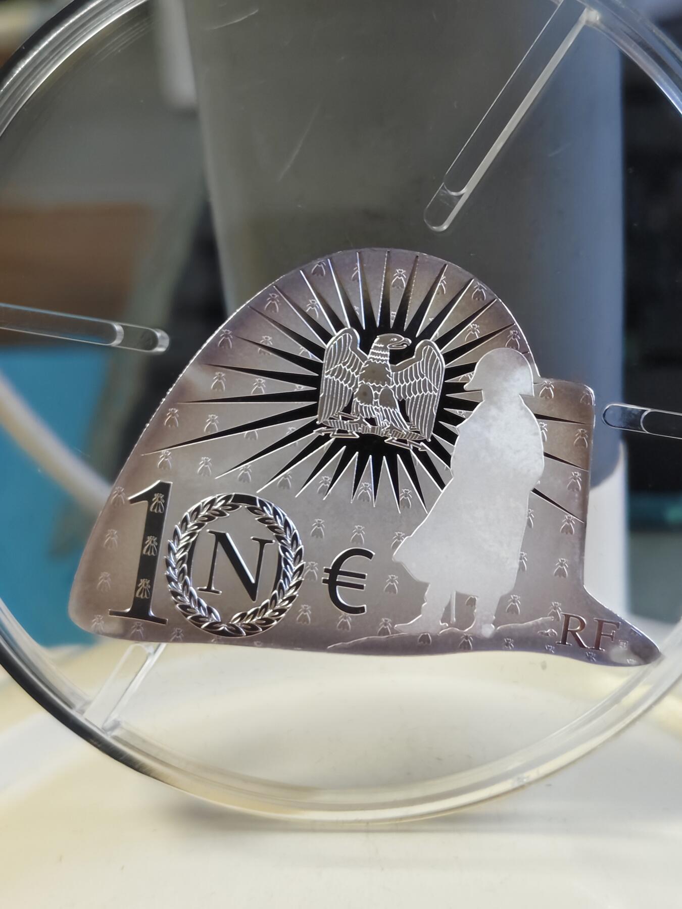 第180期拍卖【长期征集拍品】【北京币展专场】 法国2021年拿破仑逝世200周年异形精制纪念银币，999银，22.2克，有氧化