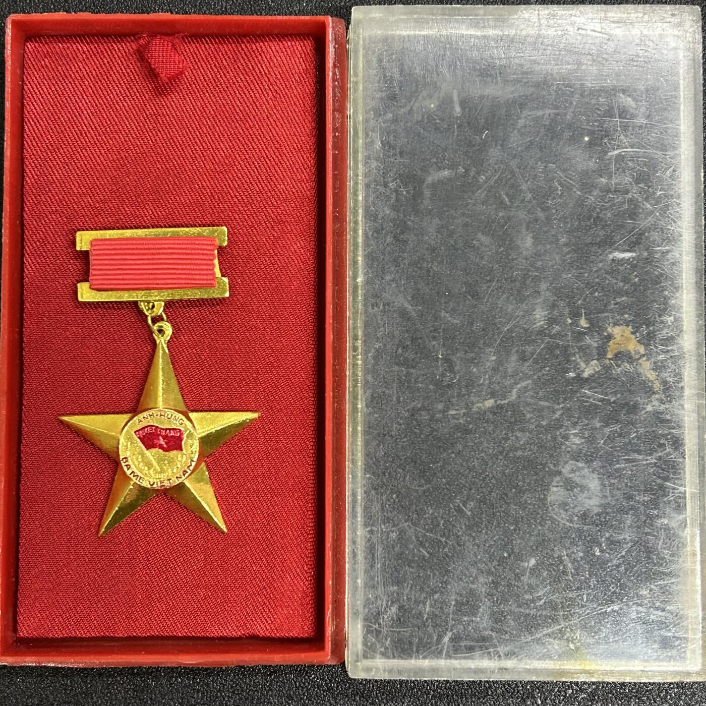西秦中古拍卖第六十三期 越南母亲金星勋章 第一版越南英雄母亲 带原盒 必须付出非常惨烈的牺牲才可以获得，具体获得条例见图4
