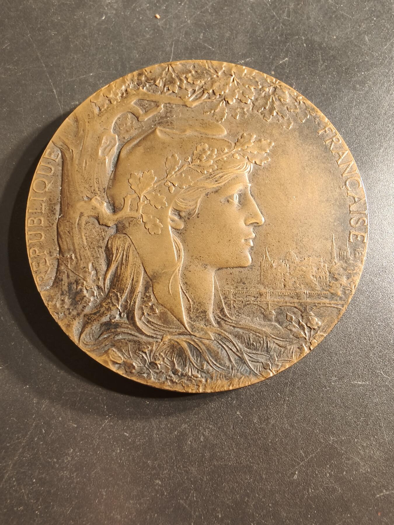 老王徽章第160期 法国1900世博会大铜章     原盒     大师夏普兰版本     直径64mm.    重量100.8g