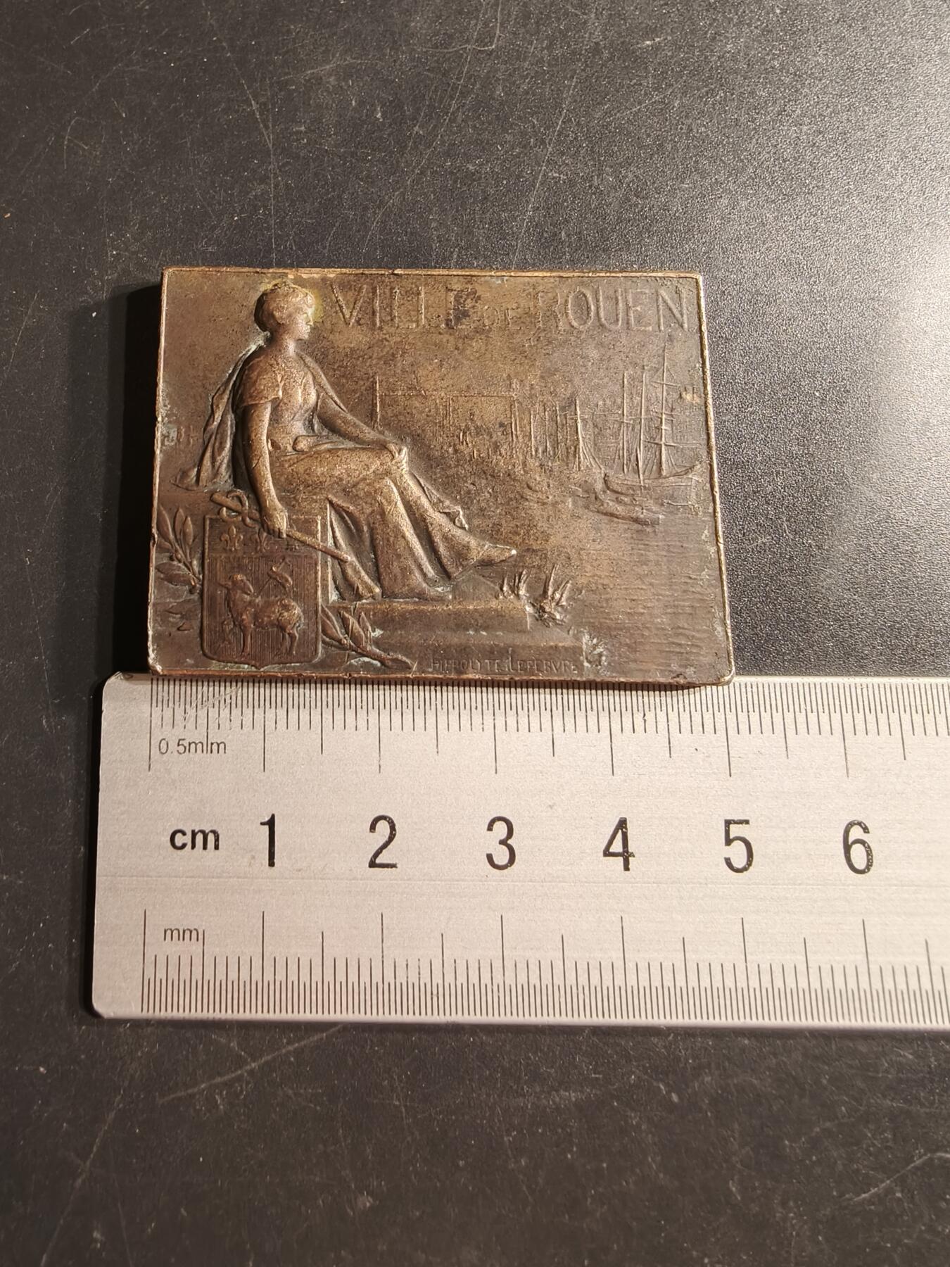 老王徽章第160期  法国鲁昂市方形大铜章     尺寸48×37mm.    重量53.8g