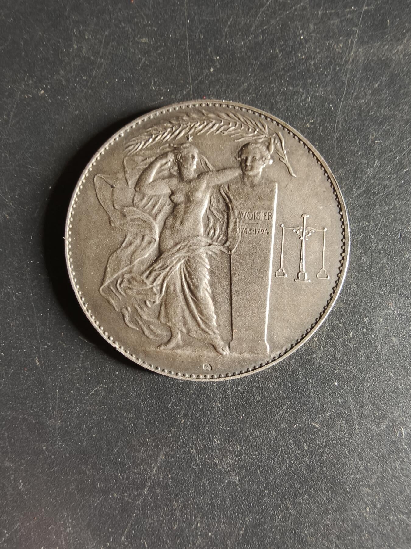 老王徽章第160期  法国化学工业联合会大银章     950银    带盒子     直径36mm.   重量21.6g