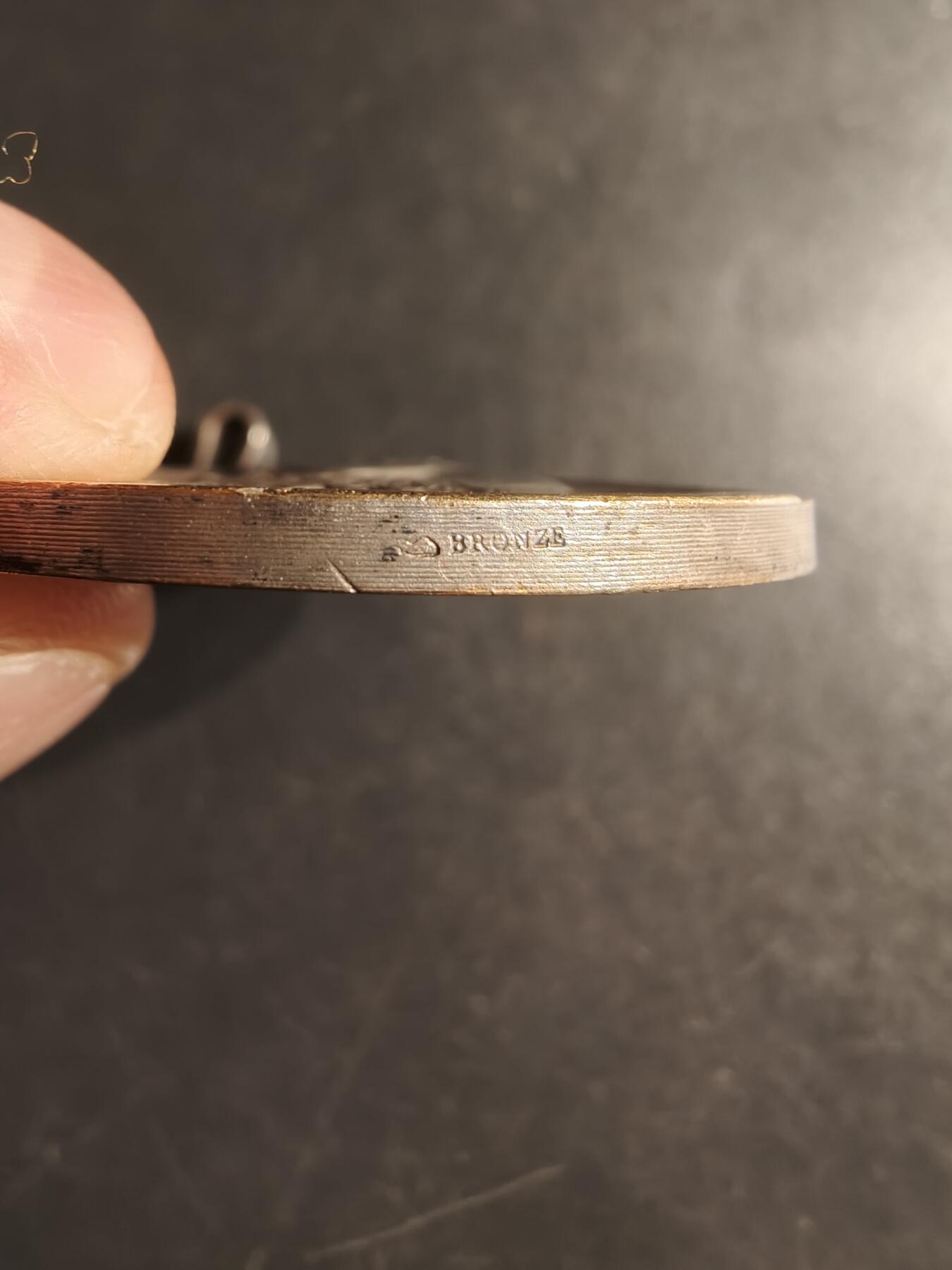 老王徽章第160期  法国牧童吹笛镀银大尺寸铜奖章     直径50mm.    重量48g