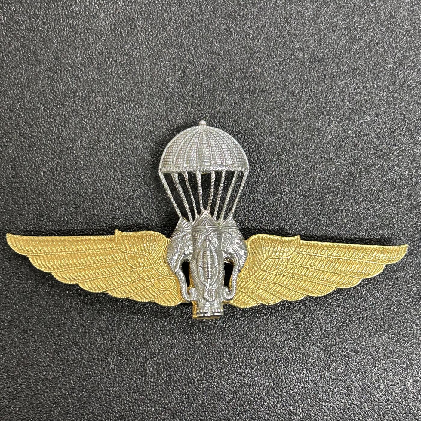 西秦中古拍卖第六十三期 泰国皇家陆军跳伞证章 金属制
