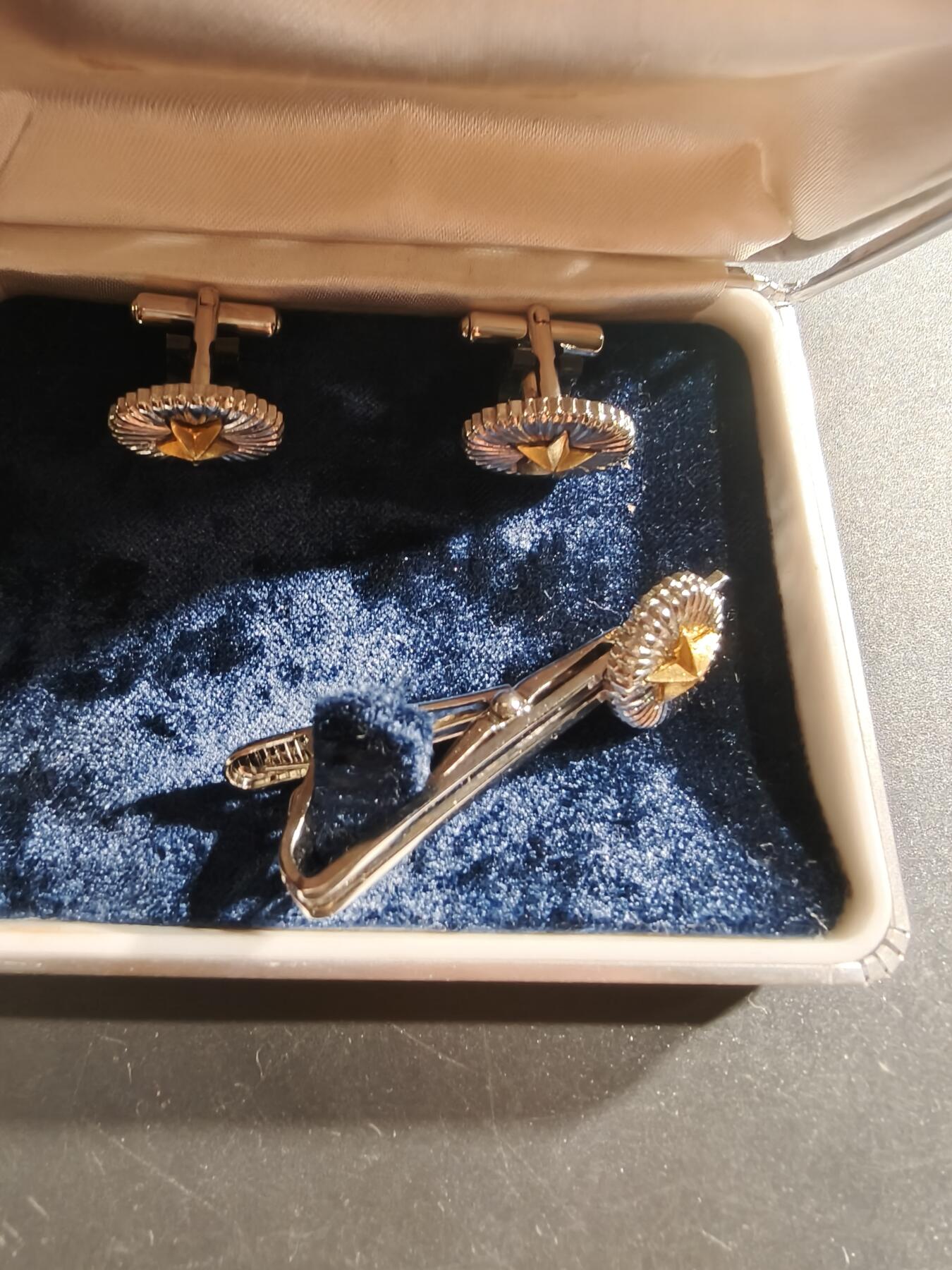 老王徽章第160期 小日子路自干部学校纪念袖扣和领带夹一组    原盒