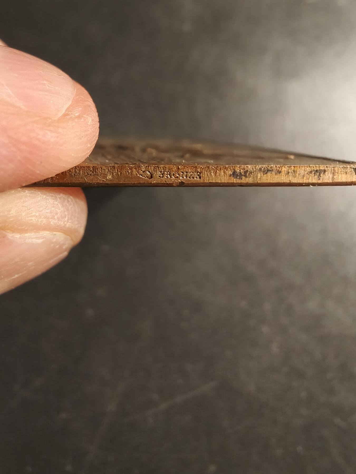 老王徽章第160期 法国南希1906年射击竞赛方形大铜章      尺寸50×38mm.   重量33.6g.     