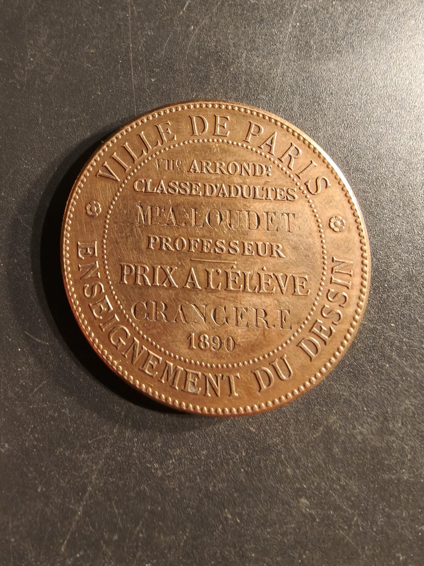 老王徽章第160期  法国巴黎市成人绘画竞赛大铜章     直径41mm.   重量33.8g