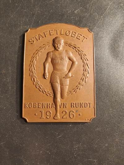 老王徽章第160期 - 丹麦1926年哥本哈根接力赛方形大铜章     尺寸54×39mm.    重量34.3g