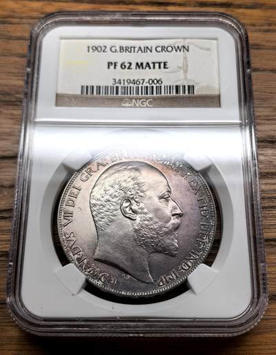 凡希社世界钱币微拍第三百十三期 - 1902英国爱七马剑大银NGC-PF62MATTE，深紫罗兰环彩，实物状态相当好，低评。