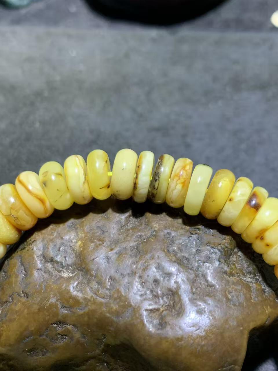 天然乌料蜜蜡隔片手串1条！！