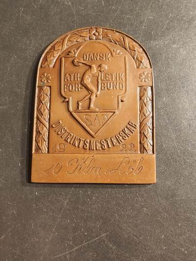 老王徽章第160期 -  1922年丹麦田径联合会方形大铜章     尺寸54×40mm.   重量37.2g
