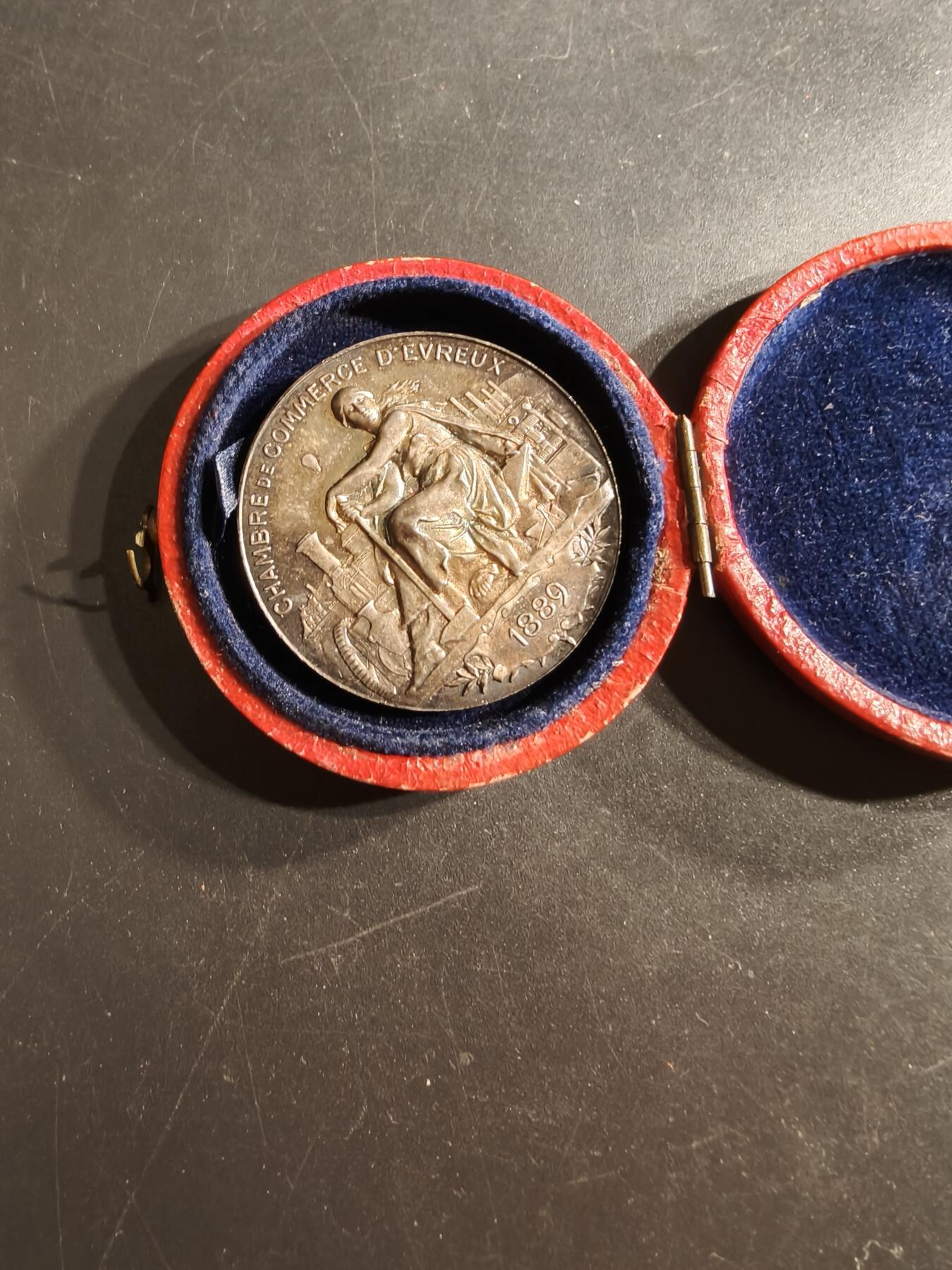 老王徽章第160期 法国1889艾弗勒商会代章    950银    原盒      直径37mm.    重量21.9g