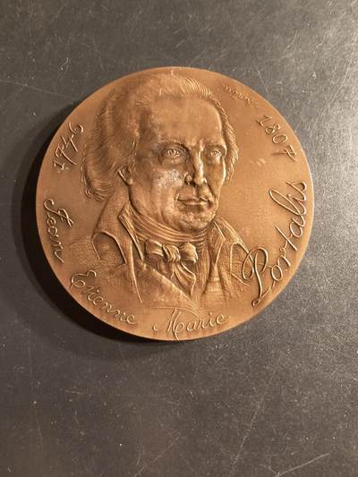 老王徽章第160期 - 法国存托银行大铜章     直径60mm.   重量117.3g.    正面人物为让-艾蒂安-马里·波塔利斯，他是法国著名法学家、政治家，也是拿破仑法典的主要起草人之一