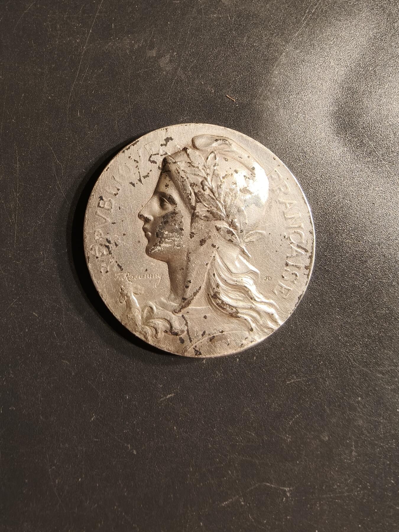 老王徽章第160期  法国玛丽安娜银章    Rasumny版本     950银     直径40mm.    重量28.7g.    带盒子