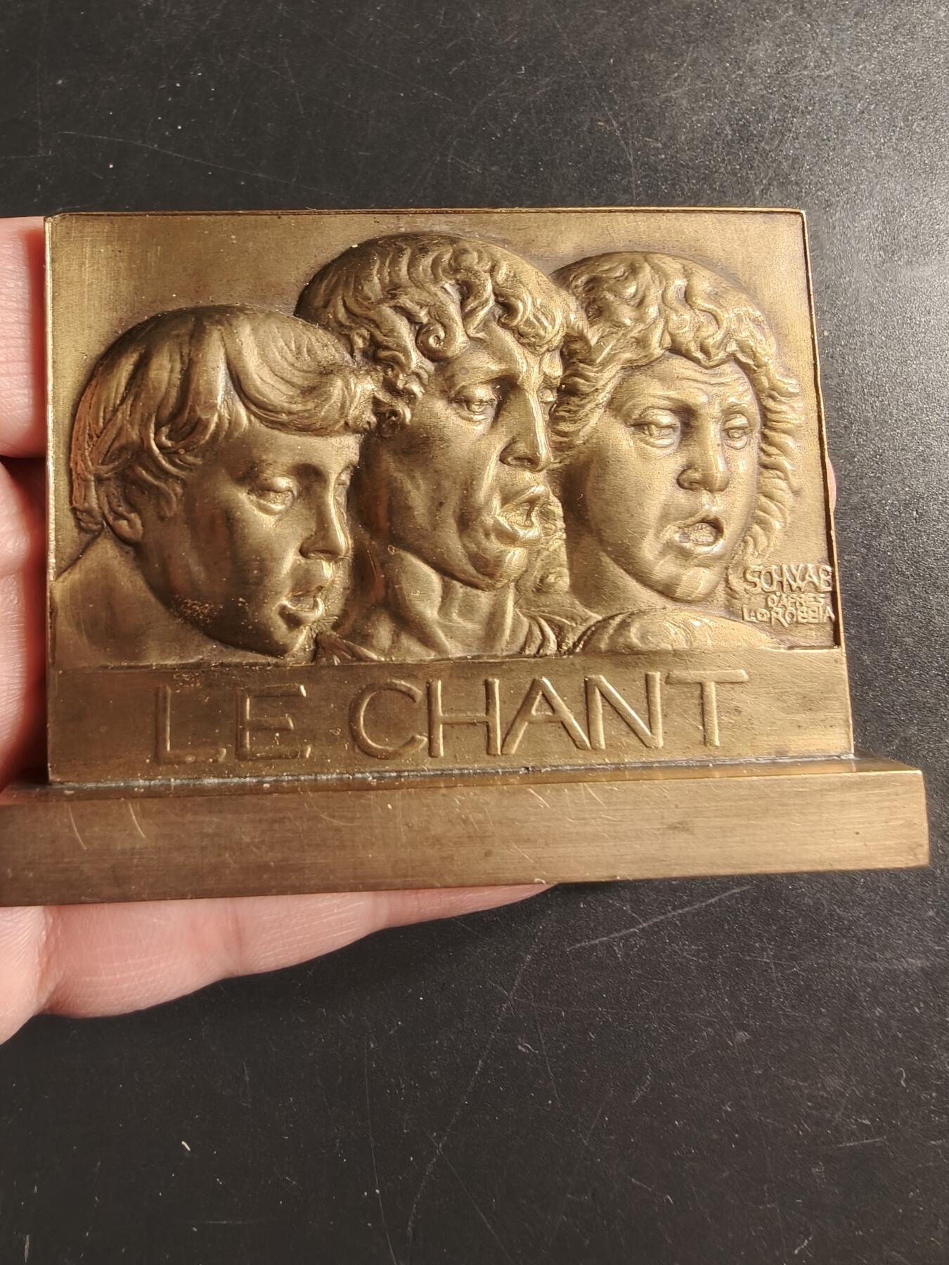 老王徽章第160期  德国“合唱”主题方形大铜章      高浮雕     尺寸：75×60mm.    重量176.9g.    德国雕塑家路德维希·施瓦布作品