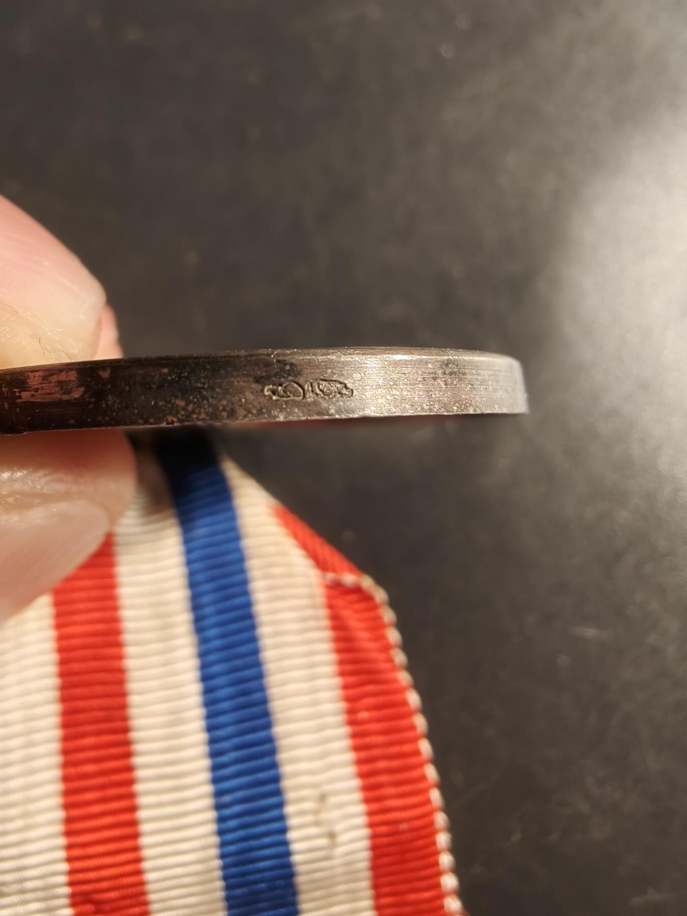 老王徽章第160期 法国银级航空荣誉发展奖章     带空军勋饰      1974年授予     950银     26.4g