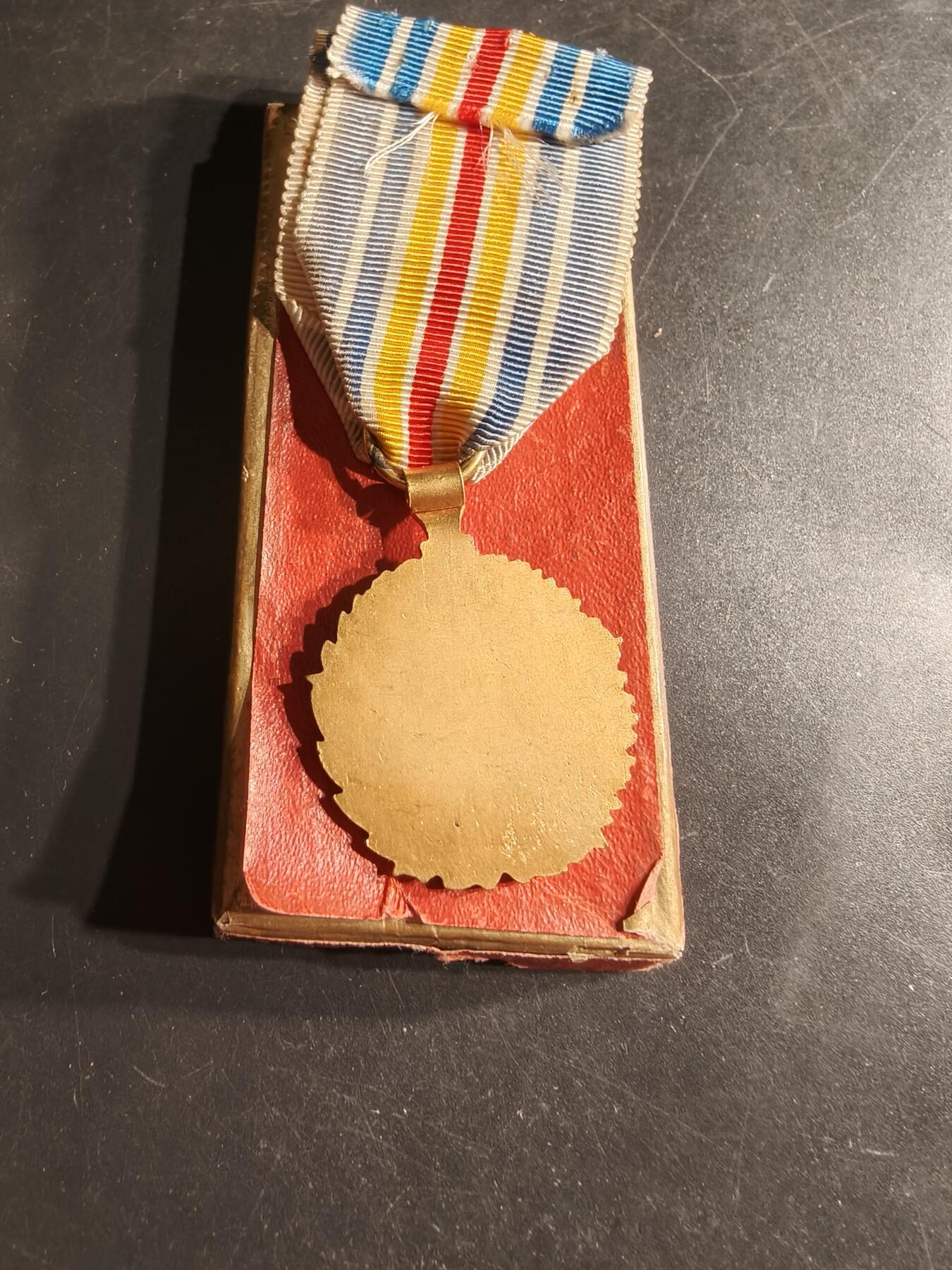 老王徽章第160期 法国战伤奖章    带纸盒    珐琅完整 