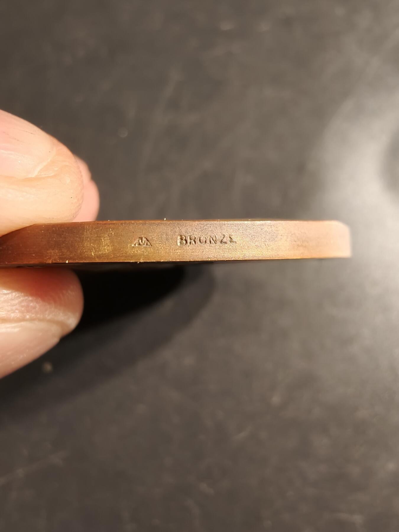 老王徽章第160期  法国圣·拉斐尔·奎尼娜酒业大铜章     直径50mm.    重量56.8g