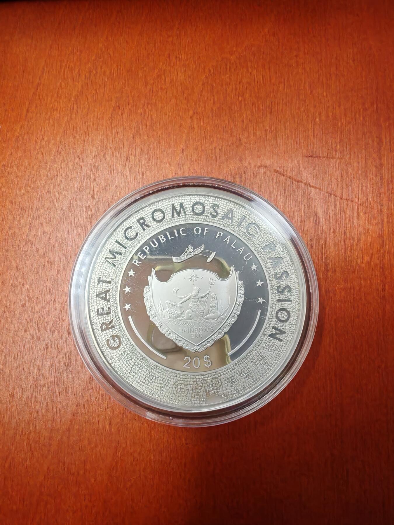 长老汇蛇年精选第六十九场拍卖  2021帕劳马赛克经典之穿绿衣的女孩20元3盎司彩色精制银币，盒证全，499枚，木盒钢琴烤漆，由8000片马赛克构图，售价在4000元左右