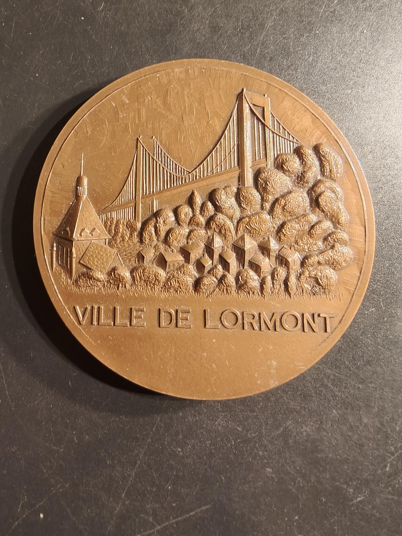 老王徽章第160期 法国洛尔蒙市大铜章     高浮雕     直径72mm.   重量183.6g