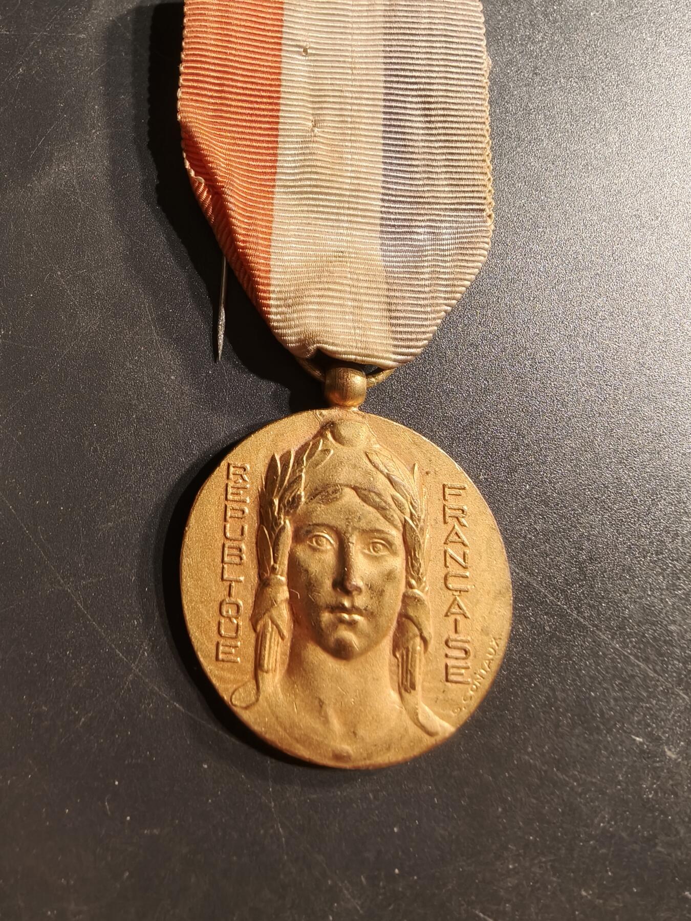 老王徽章第160期  法国纪念章    金级