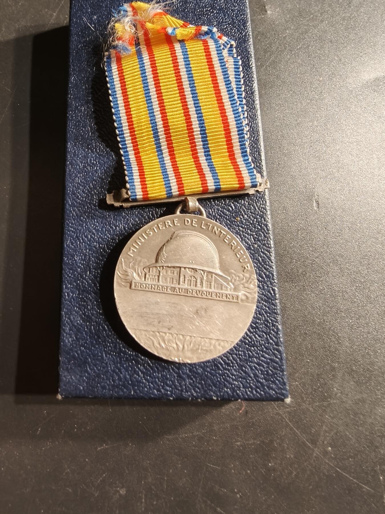 老王徽章第160期  法国银级消防员服务奖章 带纸盒 950银 15g